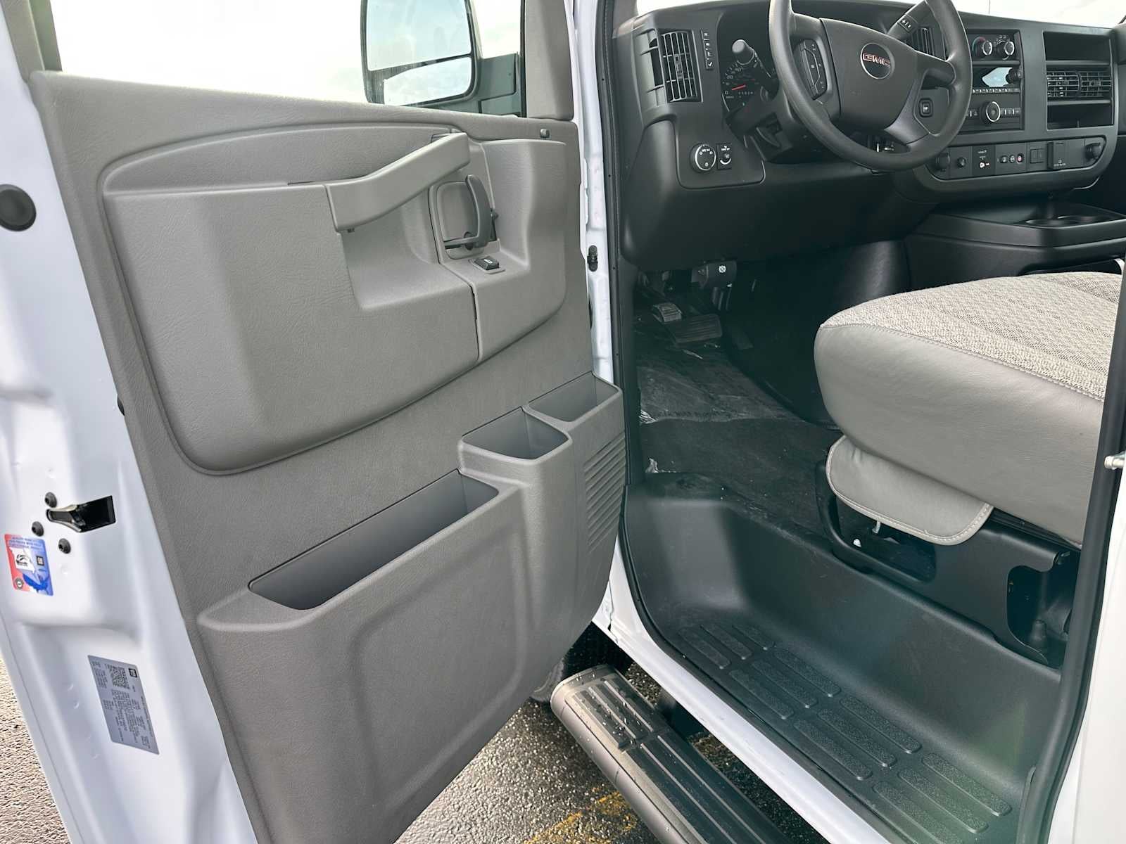 2025 GMC Savana Passenger 3500 LT