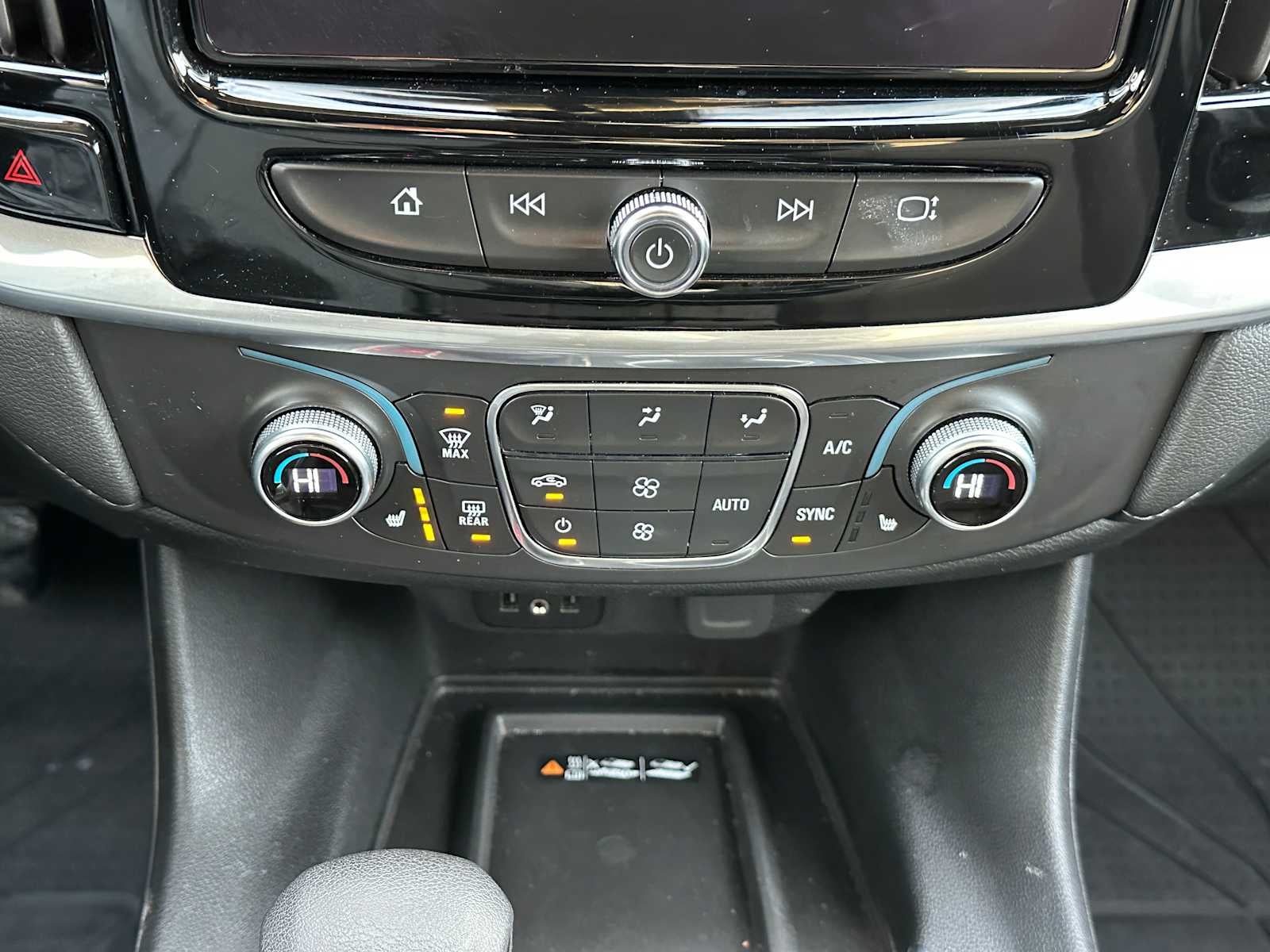 2022 Chevrolet Traverse LT Cloth