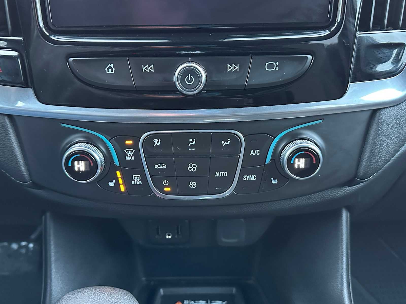 2022 Chevrolet Traverse LT Cloth