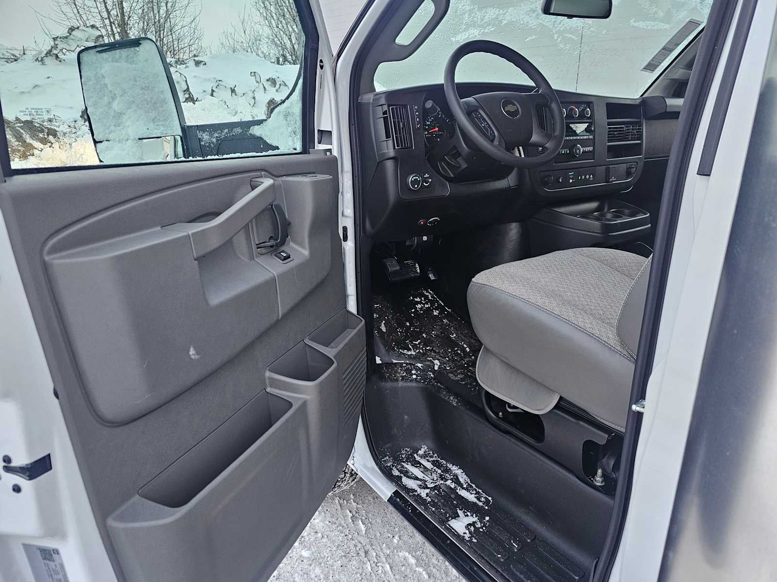 2024 Chevrolet Express Cutaway 3500 1WT