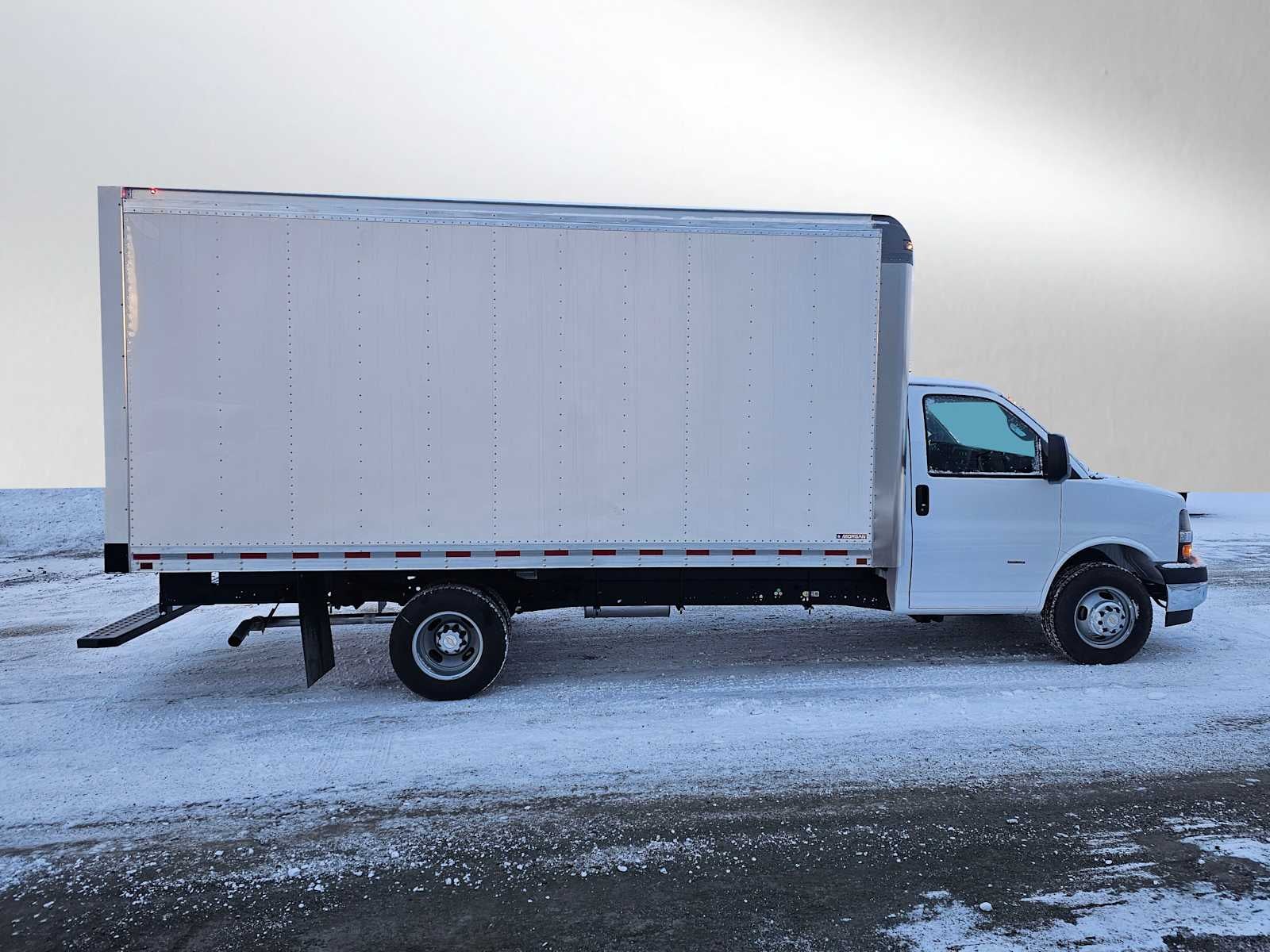 2024 Chevrolet Express Cutaway 3500 1WT