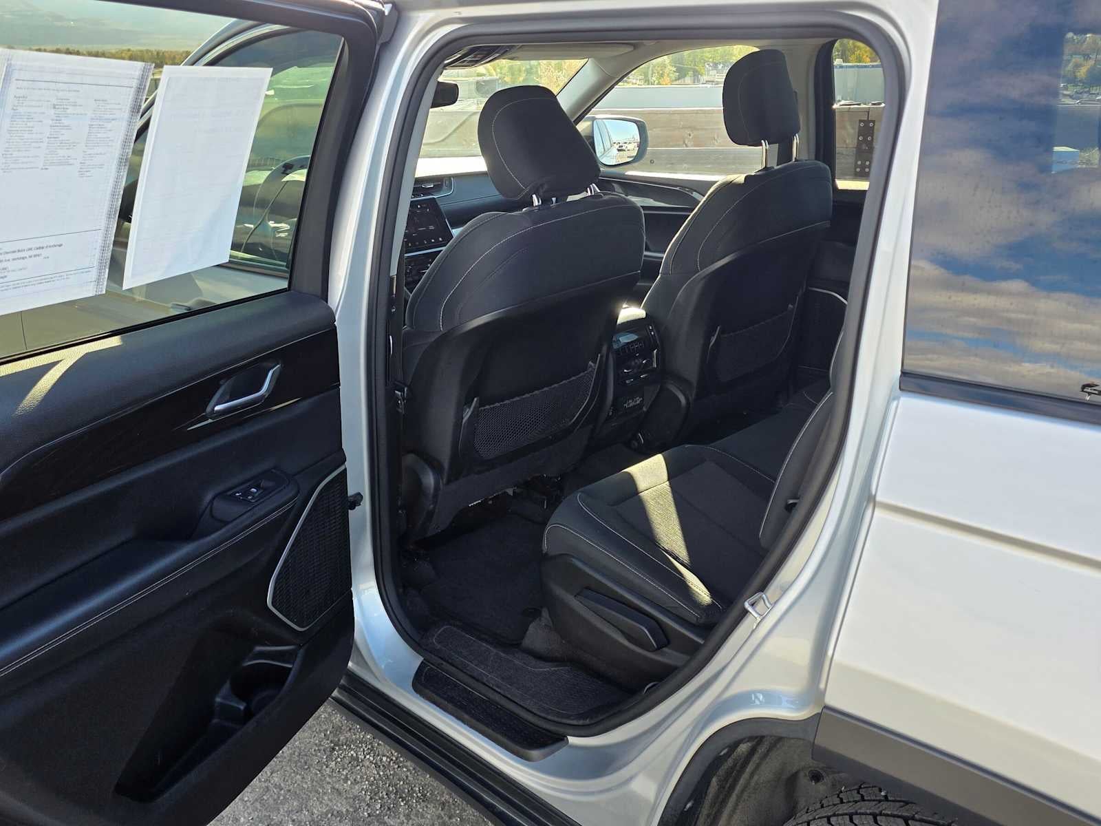 2022 Jeep Grand Cherokee L Laredo 4x4